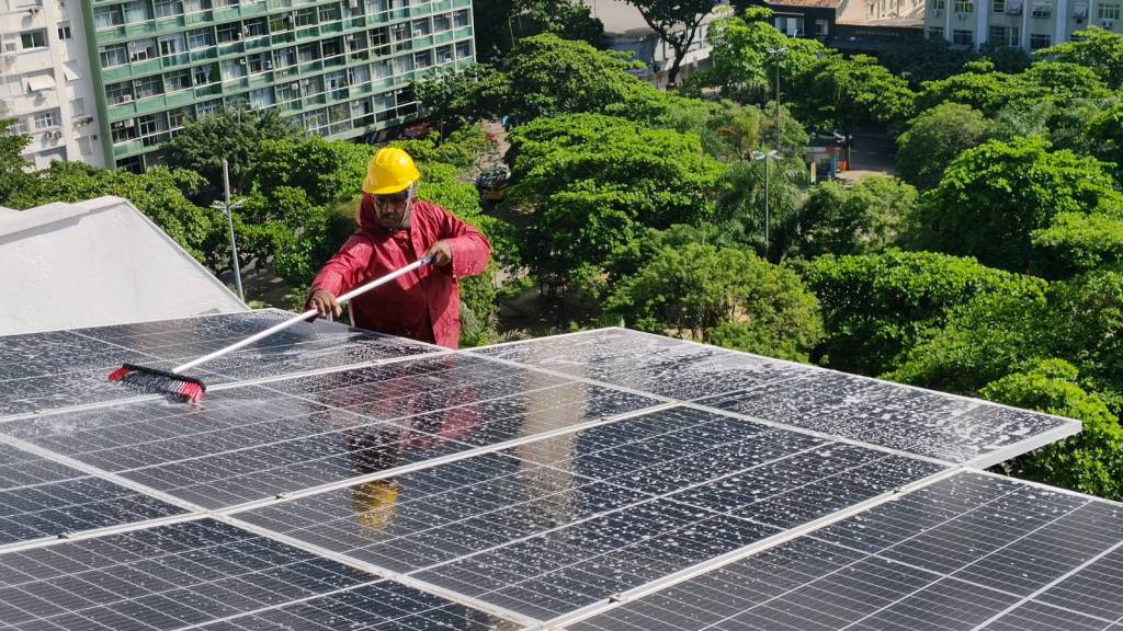 06-Limpeza Painéis Solares